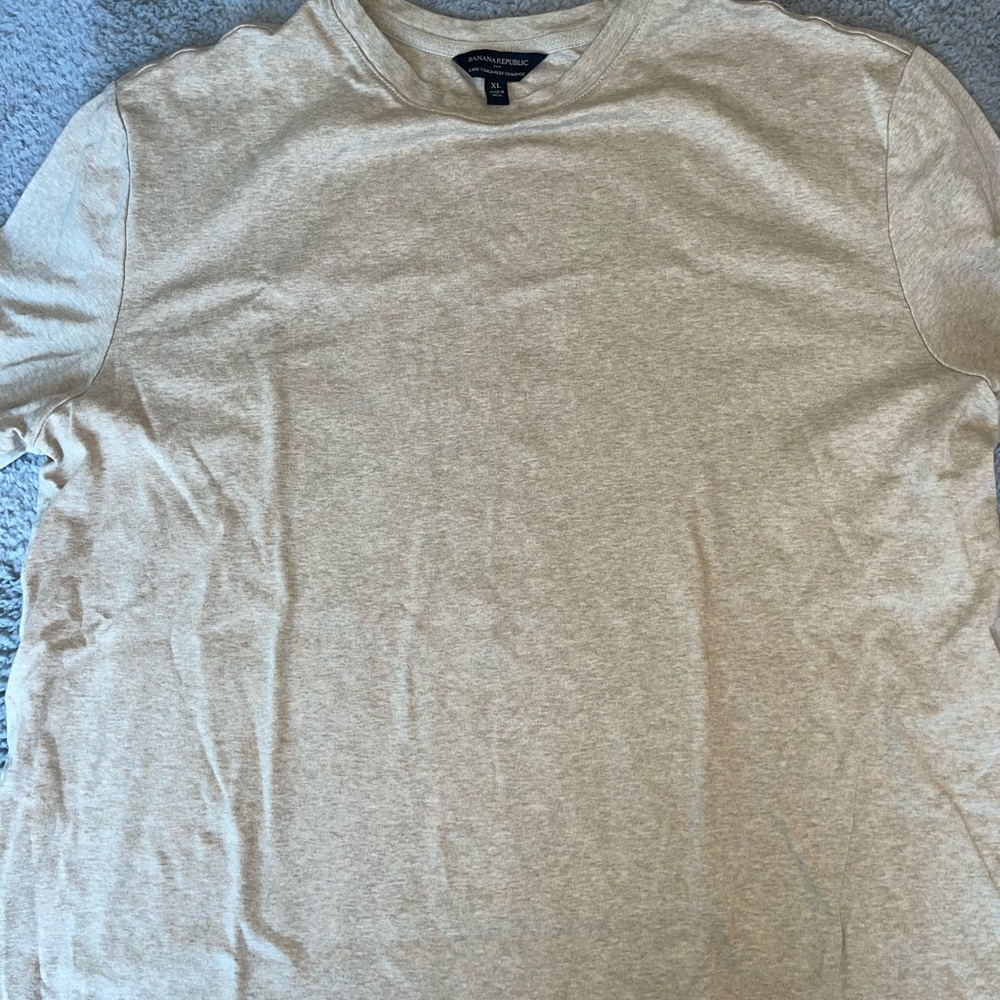 Banana Republic Men’s Olive and Beige Tees - Picture 5 of 7